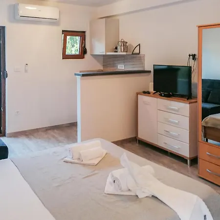 Stunning In Hvar With Wifi Апартаменти *